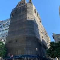 edificio otto wulff tapado por andamios y media sobra para que iniie la restauración