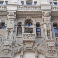 Después de la restauración los atlantes del edificio vuelven a brillar