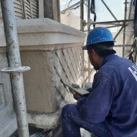 Restaurador trabajando en fachada de otto wulff