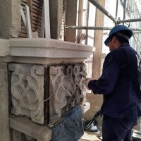 Restaurador en accion en balcon de otto wulff