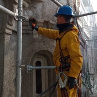 restaurador ejeriendo el proceso de limpiar la fachada