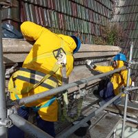Equipo de restauradores de hit trabajando en fachada